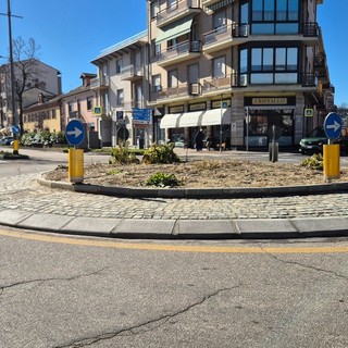 L'opposizione ha sollevato il tema del decoro delle rotatorie sull'asse di corso Langhe