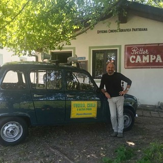 Remo Schellino fuori dal suo studio di produzione a Naviante (Farigliano) con la Renault 4 che utilizza per portare tutta l'attrezzatura Remo Schellino fuori dal suo studio di produzione a Naviante (Farigliano) con la Renault 4 che utilizza per portare tutta l'attrezzatura