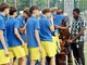 Saluzzo, i compagni di squadra consegnano la maglia n. 10 di Rasmane al padre . - foto Paola Ravazzi