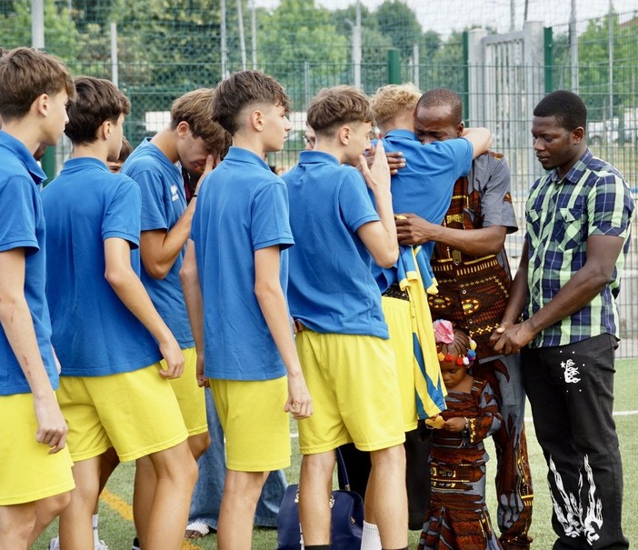 Saluzzo, i compagni di squadra consegnano la maglia n. 10 di Rasmane al padre . - foto Paola Ravazzi