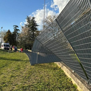 La recinzione metallica si è piegata verso l'interno nel Parco Vita a San Cassiano La recinzione metallica si è piegata verso l'interno nel Parco Vita a San Cassiano