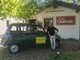 Remo Schellino fuori dal suo studio di produzione a Naviante (Farigliano) con la Renault 4 che utilizza per portare tutta l'attrezzatura Remo Schellino fuori dal suo studio di produzione a Naviante (Farigliano) con la Renault 4 che utilizza per portare tutta l'attrezzatura