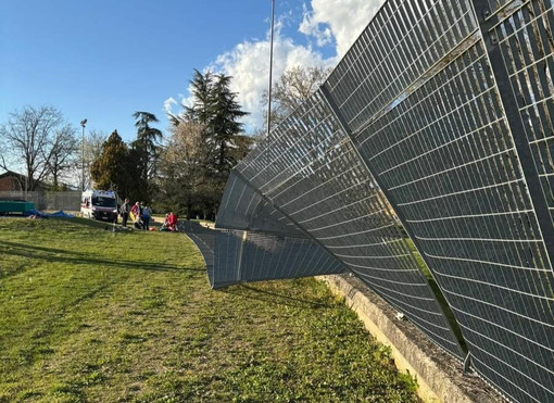 La recinzione metallica si è piegata verso l'interno nel Parco Vita a San Cassiano La recinzione metallica si è piegata verso l'interno nel Parco Vita a San Cassiano