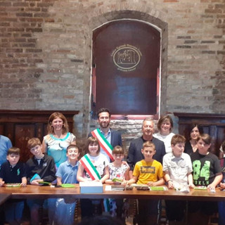 Irene Carbone con i compagni durante l'investitura nel Salone delle Maschere al castello di Grinzane Cavour
