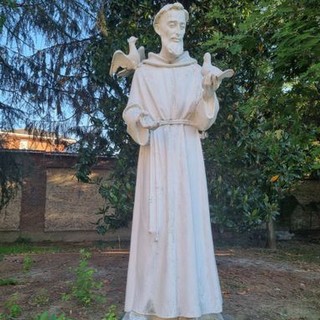 La statua di san Francesco, monastero delle Clarisse di Bra La statua di san Francesco, monastero delle Clarisse di Bra