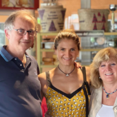 Silvia Roggero col padre Mario e la madre Mariangela, qui sorridenti nello scatto di famiglia che accompagna l'appello da lei pubblicato sui social