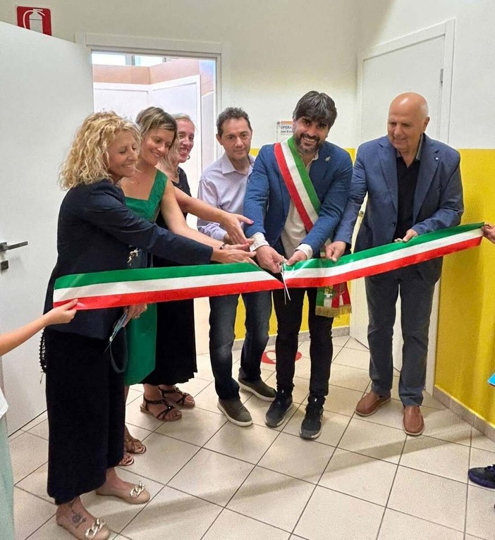 Primo giorno di scuola a Novello, per i bambini una matita da piantare. Inaugurati anche i nuovi bagni delle elementari Primo giorno di scuola a Novello, per i bambini una matita da piantare. Inaugurati anche i nuovi bagni delle elementari