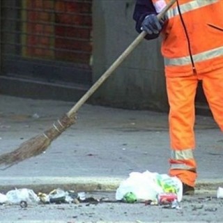 Raccolta rifiuti, ad Alba e Bra 70 operai rischiano il posto: i sindacati denunciano l'assenza della clausola sociale Raccolta rifiuti, ad Alba e Bra 70 operai rischiano il posto: i sindacati denunciano l'assenza della clausola sociale