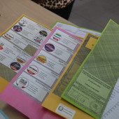 Legge elettorale: tre preferenze (di cui una almeno di genere) ma nell’ambito di listini da sette candidati e con capilista bloccati Legge elettorale: tre preferenze (di cui una almeno di genere) ma nell’ambito di listini da sette candidati e con capilista bloccati