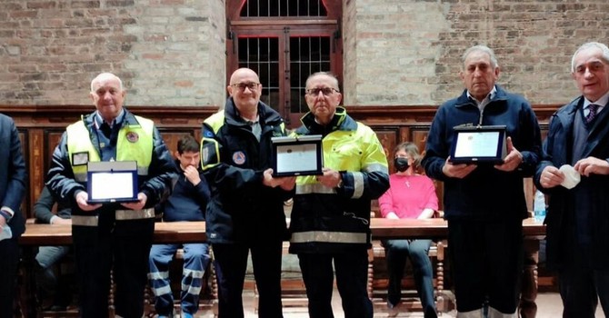 Le celebrazioni dei 25 anni del gruppo di Protezione Civile con Franco Sampò al centro Le celebrazioni dei 25 anni del gruppo di Protezione Civile con Franco Sampò al centro