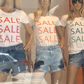 Sabato 4 luglio prendono il via i saldi estivi in tutta la Granda