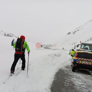 Valanga al Colle della Maddalena, travolto un mezzo del soccorso stradale: attivati vigili del fuoco e soccorso alpino