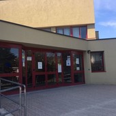 Un ingresso della scuola U. Sacco di Alba, tra le scuole interessate agli interventi in corso