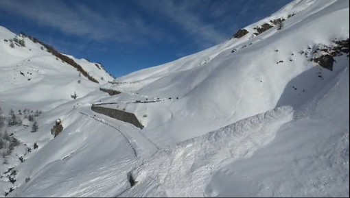 Neve e temperature alte: il colle della Maddalena resta chiuso per il pericolo valanghe [VIDEO]