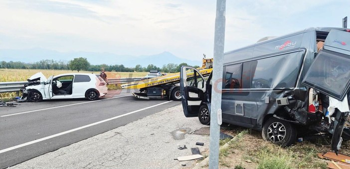 Scontro tra auto e camper sulla Statale 231, strada bloccata a Centallo Scontro tra auto e camper sulla Statale 231, strada bloccata a Centallo