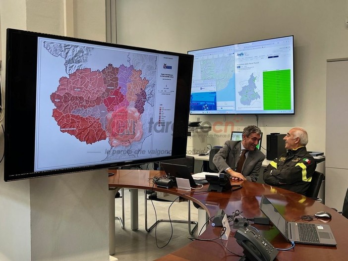 Immagine di un in contro sul sistema di protezione Civile, con il Prefetto e l'allora comandante dei vigili del fuoco Immagine di un in contro sul sistema di protezione Civile, con il Prefetto e l'allora comandante dei vigili del fuoco