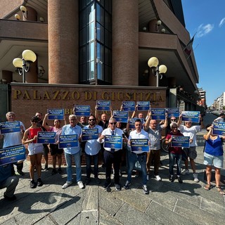 Vannacciani con Roggero: a Torino sit-in di Futuro Nazionale in solidarietà al gioielliere