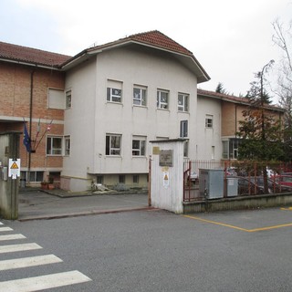 L'ingresso della struttura che ospita la scuola primaria &quot;Maestro Secondo Viglino&quot; e la sezione di agraria dell'Istituto Umberto I di Alba