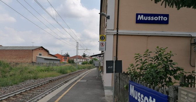 Disagi al passaggio a livello al Mussotto, il Comune  di Alba guarda oltre il guasto: “Serve un piano di ammodernamento della linea”