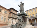 In foto la statua del Cottolengo in piazza Caduti per la Libertà, a Bra