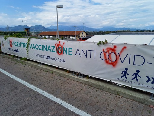&quot;Nazisti&quot;: imbrattata l'area dell'hub vaccinale del Movicentro di Cuneo