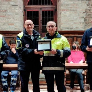 Le celebrazioni dei 25 anni del gruppo di Protezione Civile con Franco Sampò al centro Le celebrazioni dei 25 anni del gruppo di Protezione Civile con Franco Sampò al centro