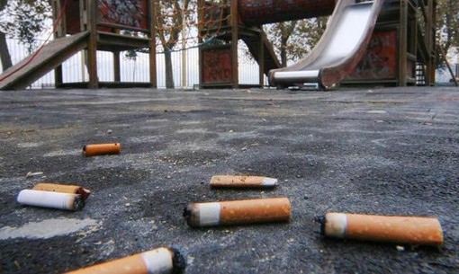 "Congratulazioni, non fumi. Peccato che paghi lo stesso. Firma per smettere!"