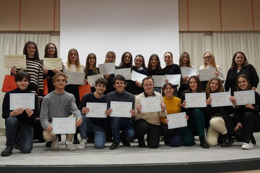 Gli studenti del Liceo Giolitti-Gandino di Bra con l’attestato Delf B2