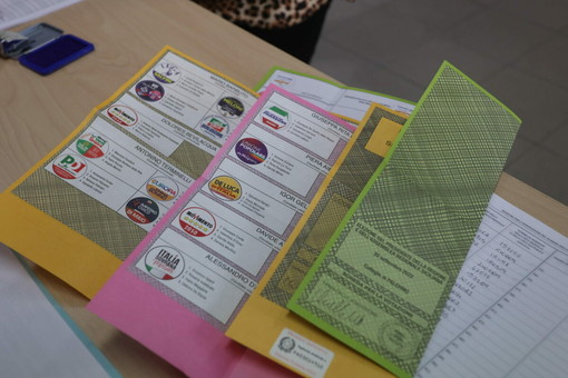 Legge elettorale: tre preferenze (di cui una almeno di genere) ma nell’ambito di listini da sette candidati e con capilista bloccati