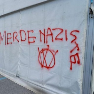 Una delle scritte apparse all'hub vaccinale del Movicentro di Cuneo