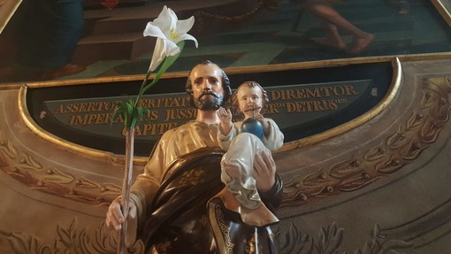Simulacro di San Giuseppe con il Bambino, esposto nella chiesa dei Battuti Neri, a Bra