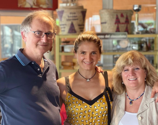 Silvia Roggero col padre Mario e la madre Mariangela, qui sorridenti nello scatto di famiglia che accompagna l'appello da lei pubblicato sui social
