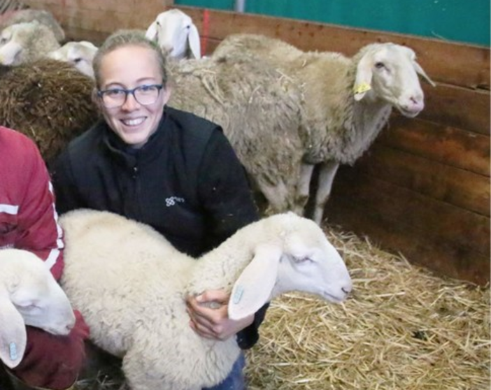 Sara con le pecore, in una foto del 2019. Foto Targatocn