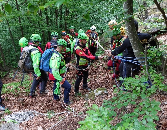 Ritrovata in un canalone a 1.700 metri la donna dispersa nel vallone di San Bernolfo, in valle Stura. In corso le operazioni di recupero Ritrovata in un canalone a 1.700 metri la donna dispersa nel vallone di San Bernolfo, in valle Stura. In corso le operazioni di recupero
