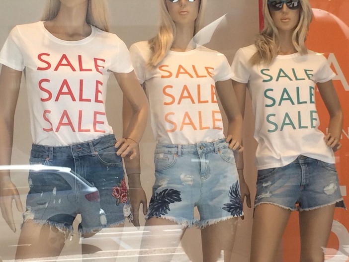 Sabato 4 luglio prendono il via i saldi estivi in tutta la Granda