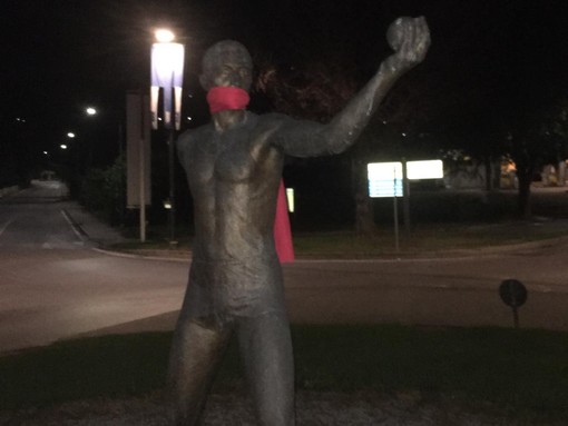 Alba, Bra e La Morra &quot;colpite&quot; nella notte: Casapound imbavaglia le statue per dire NO alla censura