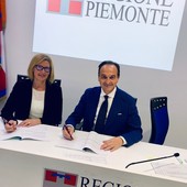 Il sindaco di Montelupo Albese Marilena Destefanis durante la firma d'intesa con Alberto Cirio, Governatore della Regione Piemonte