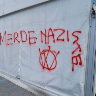 Una delle scritte apparse all'hub vaccinale del Movicentro di Cuneo