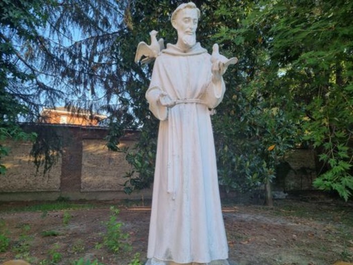 La statua di san Francesco, monastero delle Clarisse di Bra