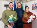 Il sindaco con i neo genitori e il piccolo Samuele Il sindaco con i neo genitori e il piccolo Samuele