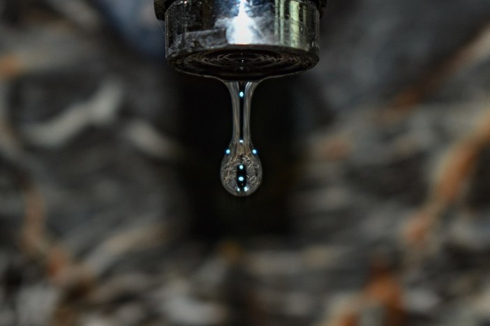 Emergenza idrica, l'allarme di Acda: "Acqua al limite con i turisti d'agosto, serve consumo responsabile" Emergenza idrica, l'allarme di Acda: "Acqua al limite con i turisti d'agosto, serve consumo responsabile"