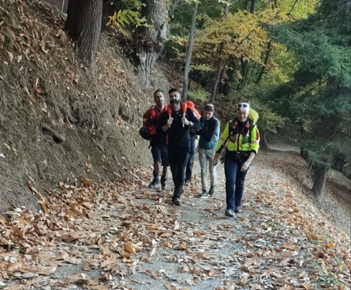 Cade in mountain bike nei boschi di Borgo San Dalmazzo. 41enne recuperato e trasportato a spalla verso l'ambulanza