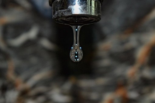 Emergenza idrica, l'allarme di Acda: "Acqua al limite con i turisti d'agosto, serve consumo responsabile"