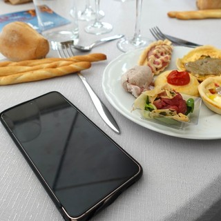 Via i telefonini e connettiamoci con chi abbiamo di fronte