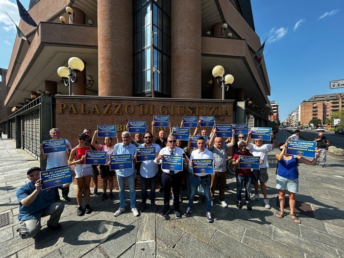 Vannacciani con Roggero: a Torino sit-in di Futuro Nazionale in solidarietà al gioielliere
