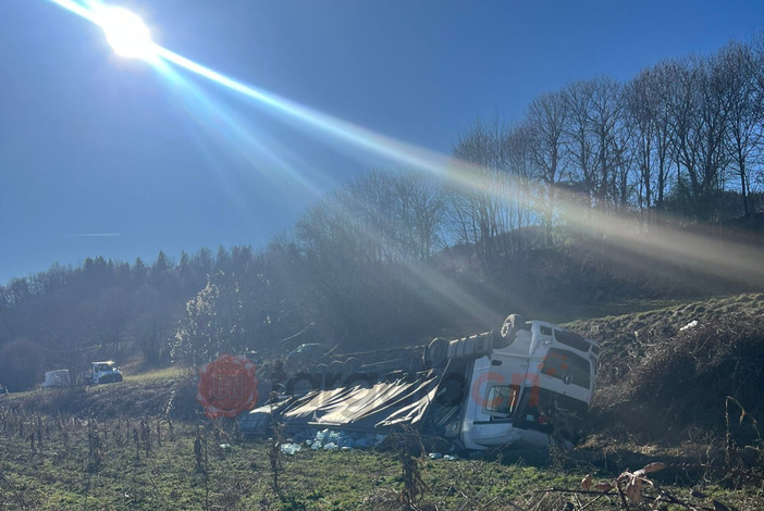 Tir fuori strada sulla Sp23 a Vignolo: traffico in tilt nel tardo pomeriggio