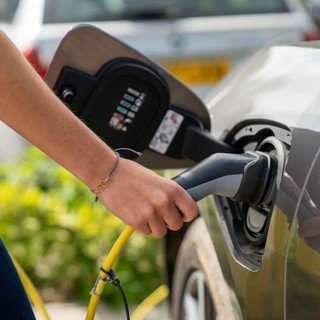 Tempo ricarica auto elettrica: guida reale per viaggi sereni
