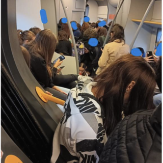 "Paghiamo sempre di più per avere sempre meno": la rabbia dei pendolari della Granda per l'aumento degli abbonamenti dei treni