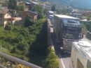 In vacanza a Demonte senza riposo per traffico e smog: "Per quanto dovrò ancora sopportare? Basterebbe spostare il semaforo" [VIDEO]