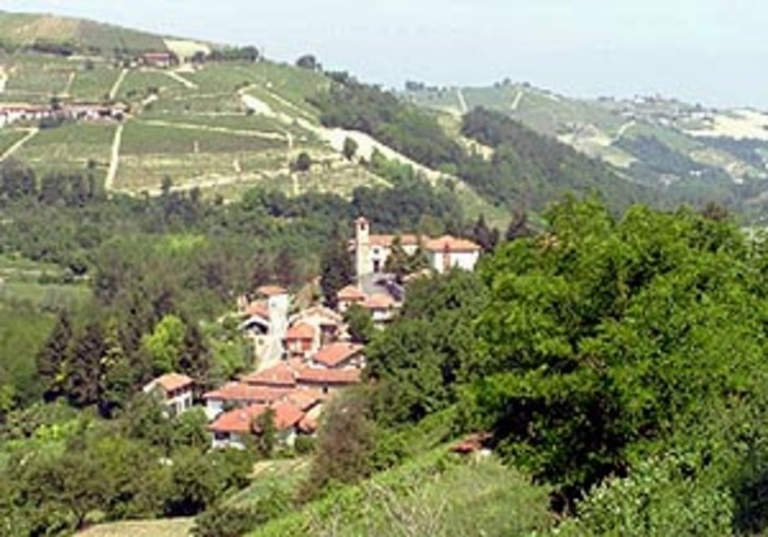 Trezzo Tinella, si inaugura il rinnovato punto panoramico "Donna di Langa"